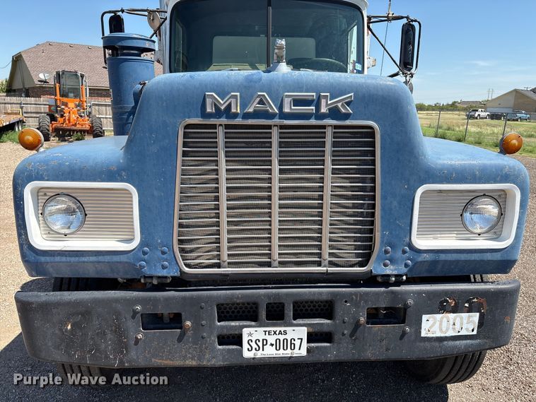 image for item EM0512 1984 Mack R686ST dump truck
