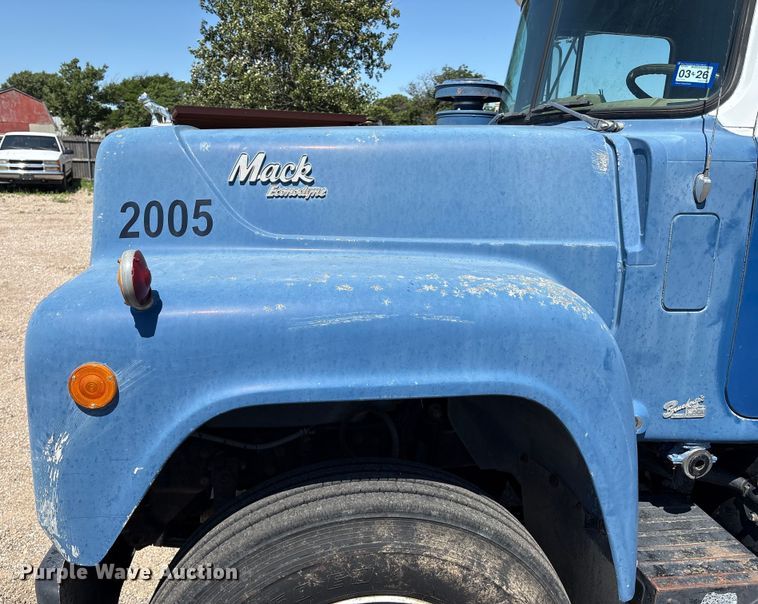 image for item EM0512 1984 Mack R686ST dump truck