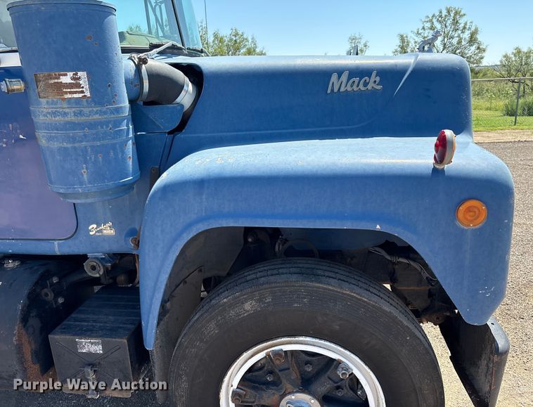 image for item EM0512 1984 Mack R686ST dump truck