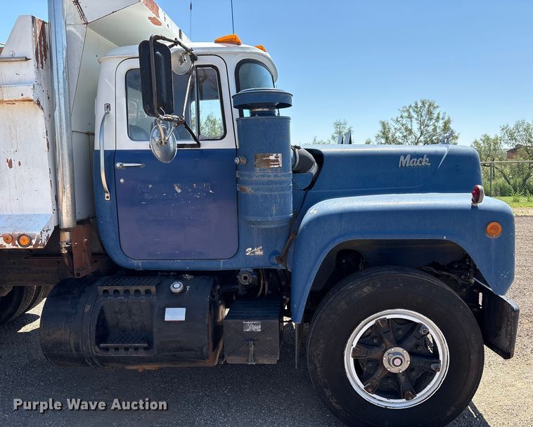 image for item EM0512 1984 Mack R686ST dump truck