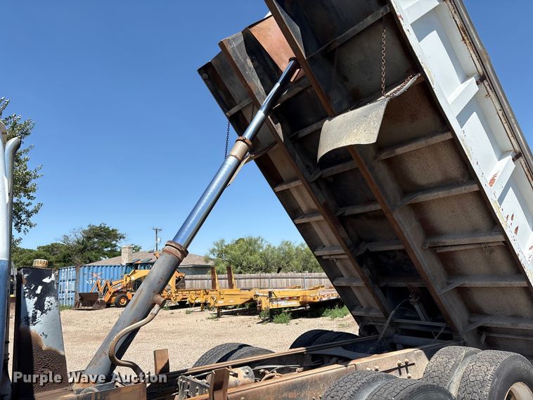 image for item EM0512 1984 Mack R686ST dump truck