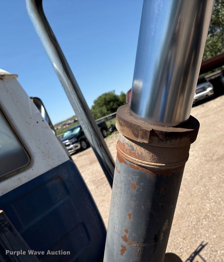 image for item EM0512 1984 Mack R686ST dump truck