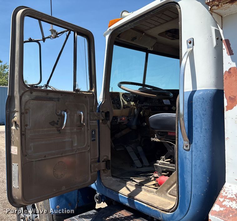 image for item EM0512 1984 Mack R686ST dump truck