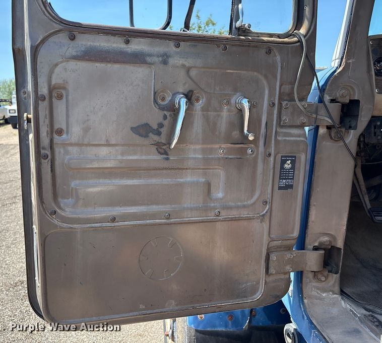 image for item EM0512 1984 Mack R686ST dump truck