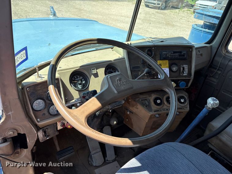 image for item EM0512 1984 Mack R686ST dump truck