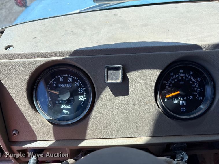 image for item EM0512 1984 Mack R686ST dump truck