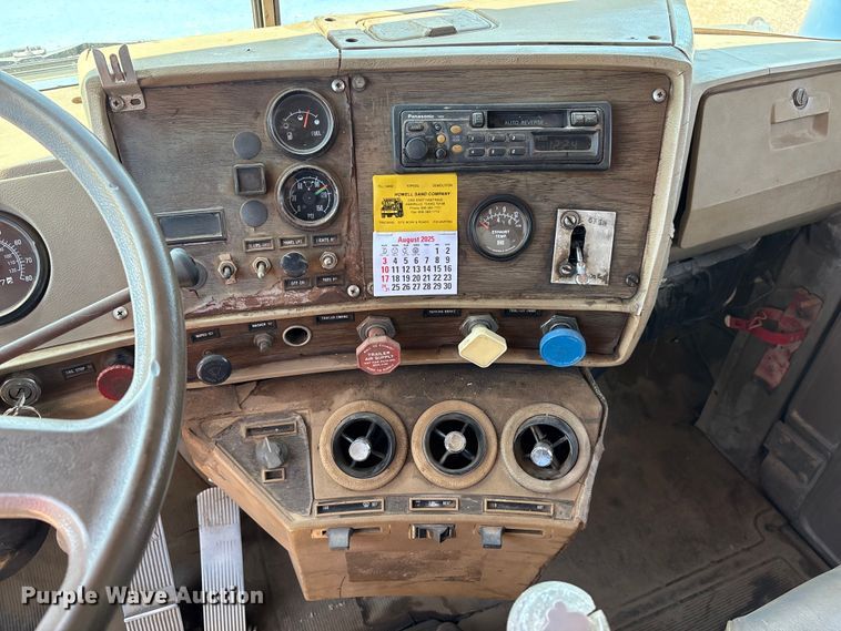 image for item EM0512 1984 Mack R686ST dump truck