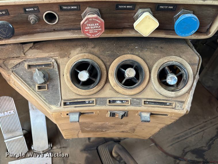 image for item EM0512 1984 Mack R686ST dump truck