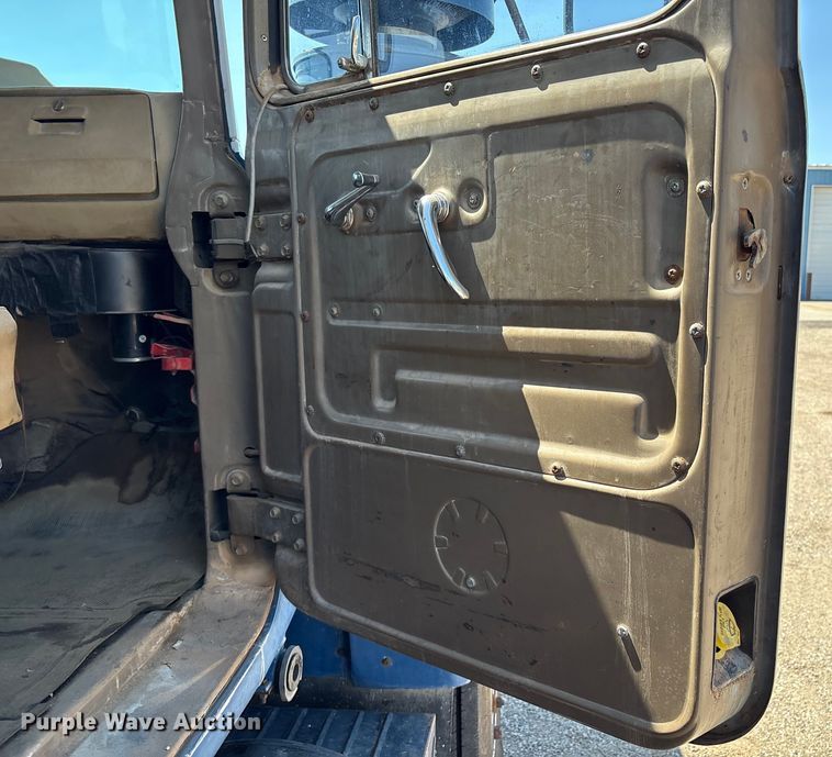 image for item EM0512 1984 Mack R686ST dump truck