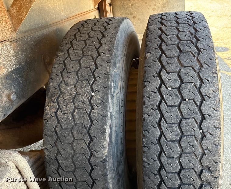 image for item EM0512 1984 Mack R686ST dump truck