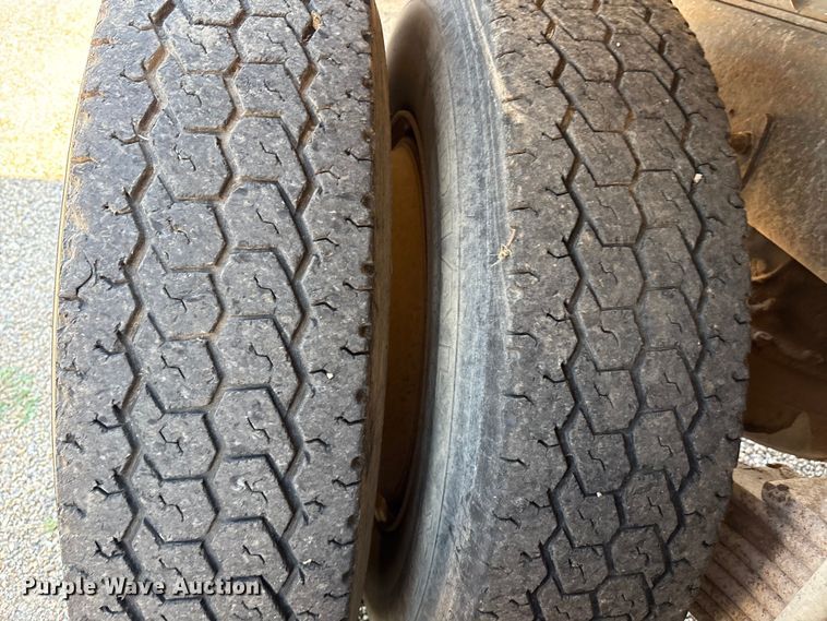 image for item EM0512 1984 Mack R686ST dump truck