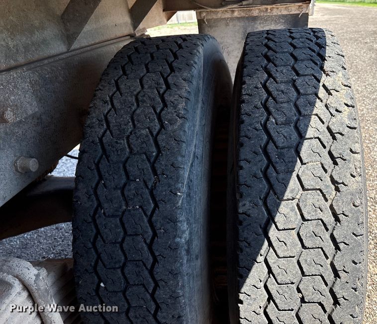 image for item EM0512 1984 Mack R686ST dump truck