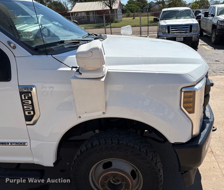 image for item EM0518 2019 Ford F350 Super Duty bucket truck