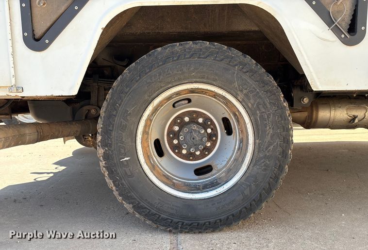 image for item EM0518 2019 Ford F350 Super Duty bucket truck