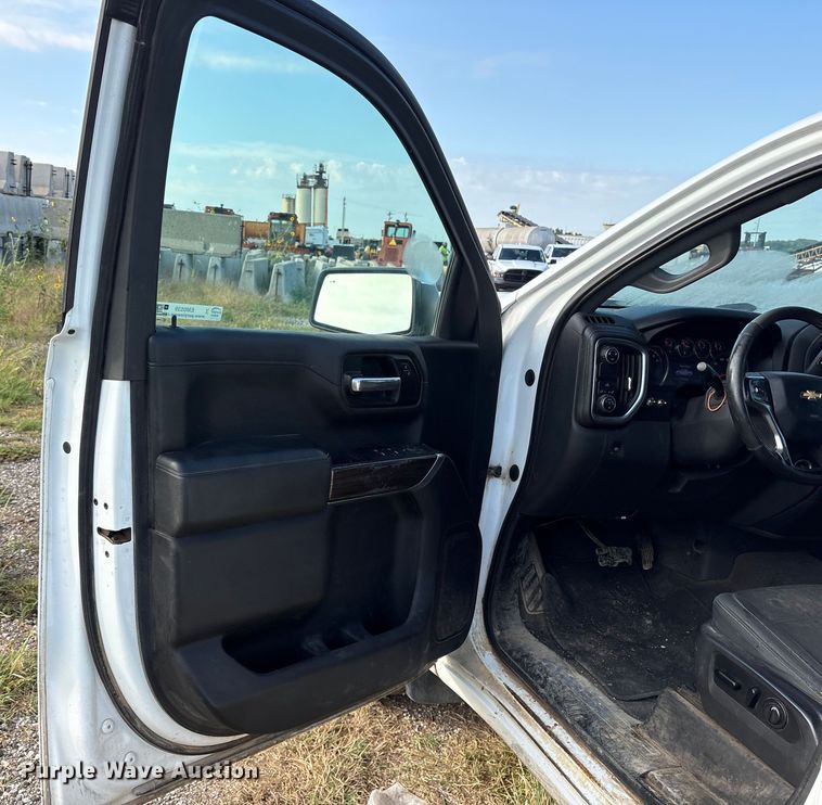 image for item EM0539 2019 Chevrolet Silverado 1500 Crew Cab pickup truck