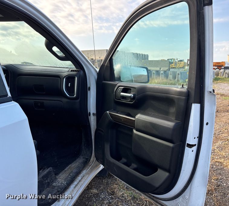 image for item EM0539 2019 Chevrolet Silverado 1500 Crew Cab pickup truck