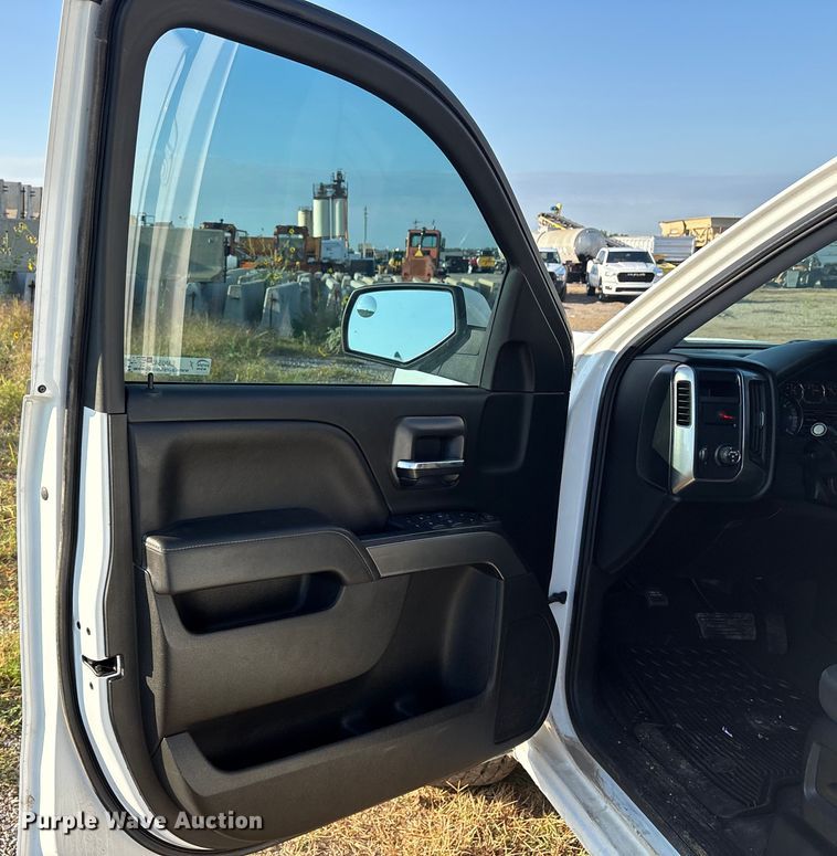 image for item EM0542 2018 Chevrolet Silverado 1500 Crew Cab pickup truck