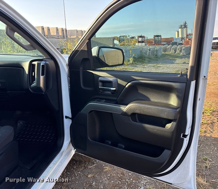 image for item EM0542 2018 Chevrolet Silverado 1500 Crew Cab pickup truck