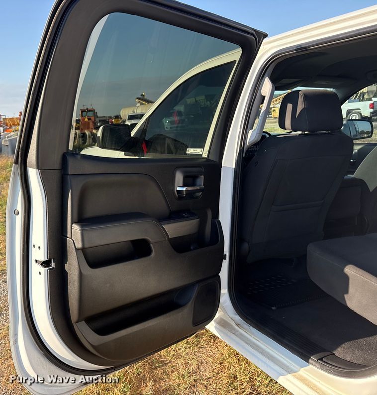 image for item EM0542 2018 Chevrolet Silverado 1500 Crew Cab pickup truck