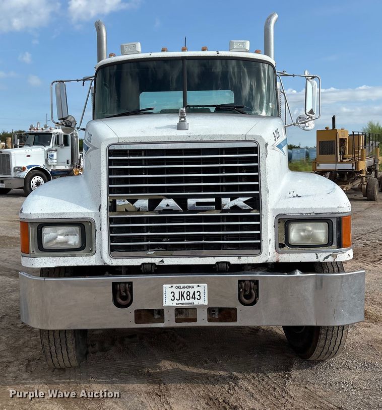 image for item EM0560 2000 Mack CH613 semi truck