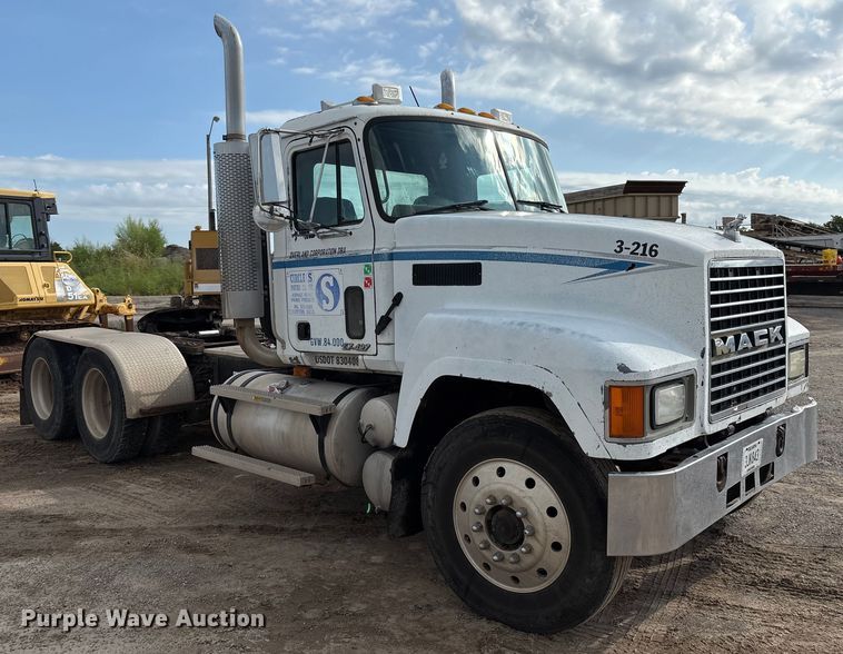 image for item EM0560 2000 Mack CH613 semi truck