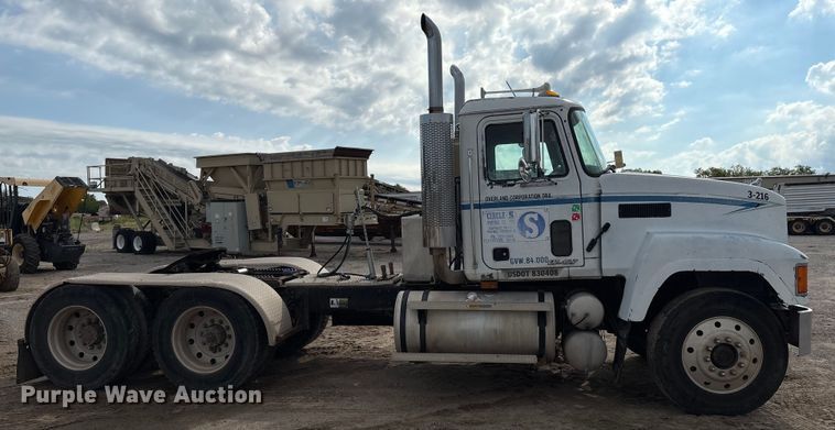 image for item EM0560 2000 Mack CH613 semi truck