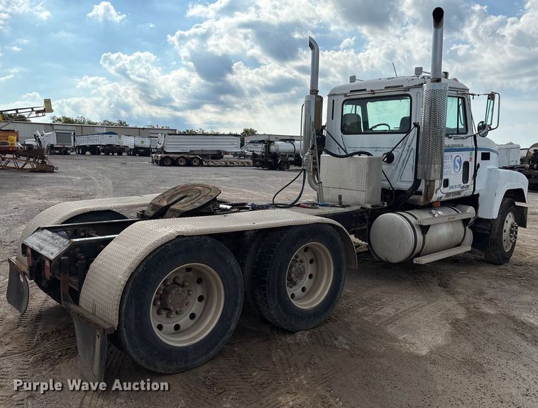 image for item EM0560 2000 Mack CH613 semi truck