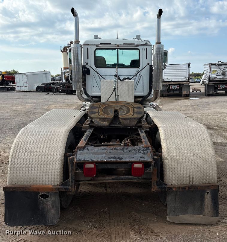 image for item EM0560 2000 Mack CH613 semi truck