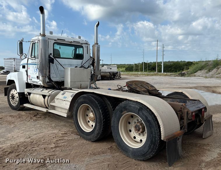 image for item EM0560 2000 Mack CH613 semi truck