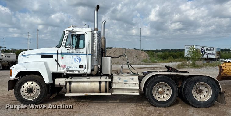 image for item EM0560 2000 Mack CH613 semi truck
