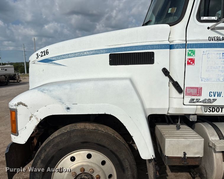 image for item EM0560 2000 Mack CH613 semi truck