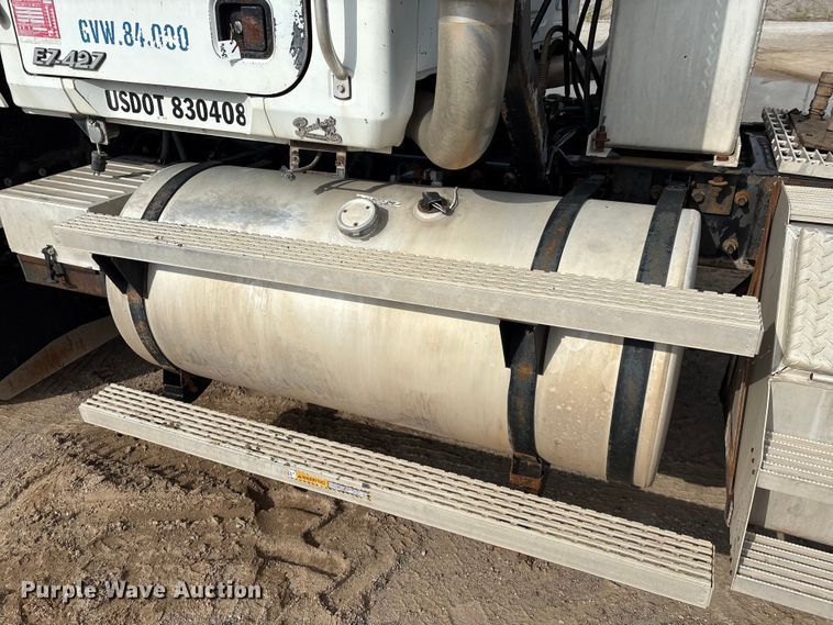 image for item EM0560 2000 Mack CH613 semi truck