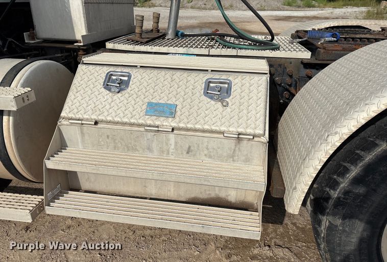 image for item EM0560 2000 Mack CH613 semi truck