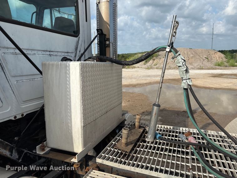 image for item EM0560 2000 Mack CH613 semi truck