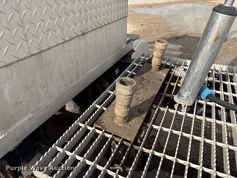 image for item EM0560 2000 Mack CH613 semi truck