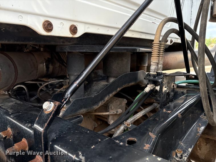 image for item EM0560 2000 Mack CH613 semi truck