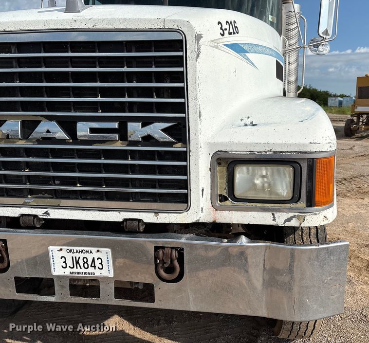 image for item EM0560 2000 Mack CH613 semi truck