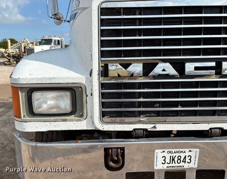 image for item EM0560 2000 Mack CH613 semi truck