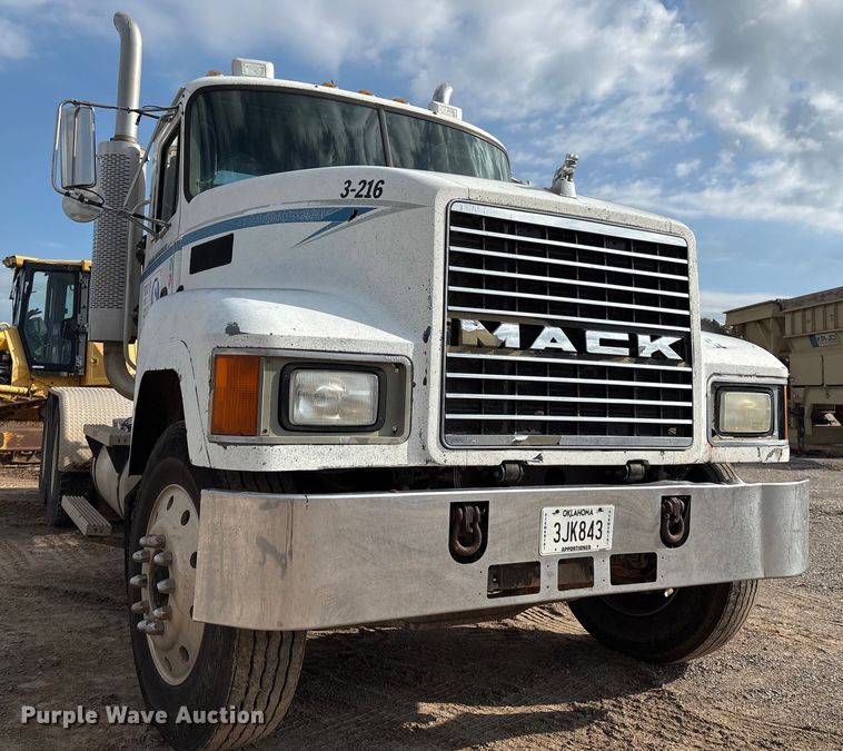 image for item EM0560 2000 Mack CH613 semi truck