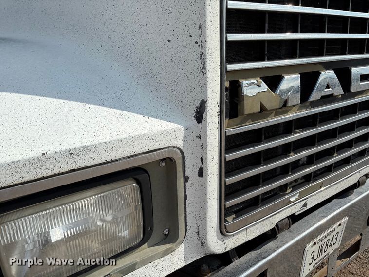 image for item EM0560 2000 Mack CH613 semi truck