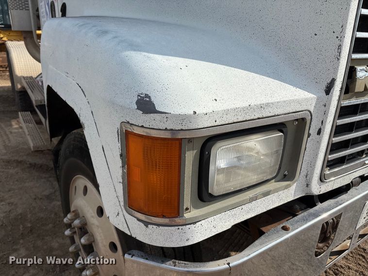 image for item EM0560 2000 Mack CH613 semi truck