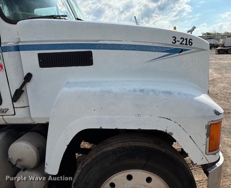 image for item EM0560 2000 Mack CH613 semi truck