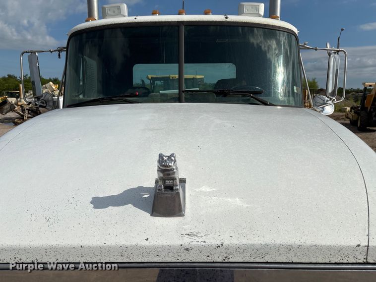 image for item EM0560 2000 Mack CH613 semi truck