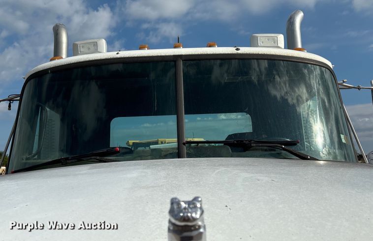 image for item EM0560 2000 Mack CH613 semi truck