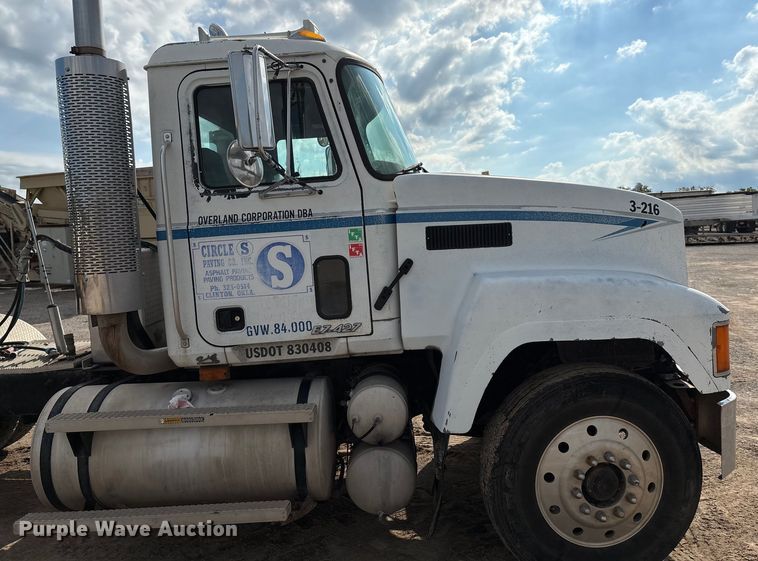 image for item EM0560 2000 Mack CH613 semi truck