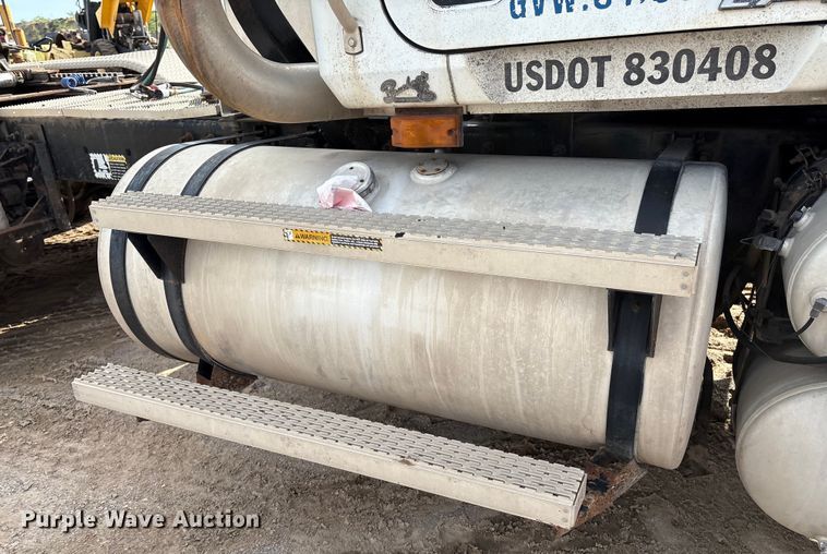 image for item EM0560 2000 Mack CH613 semi truck