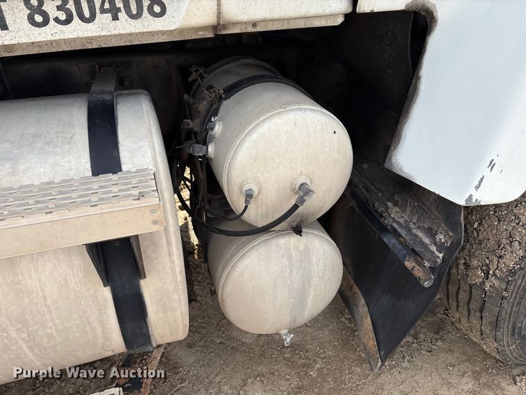 image for item EM0560 2000 Mack CH613 semi truck