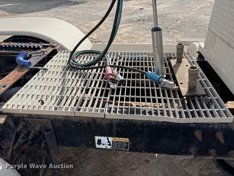 image for item EM0560 2000 Mack CH613 semi truck