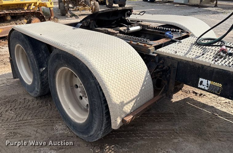 image for item EM0560 2000 Mack CH613 semi truck