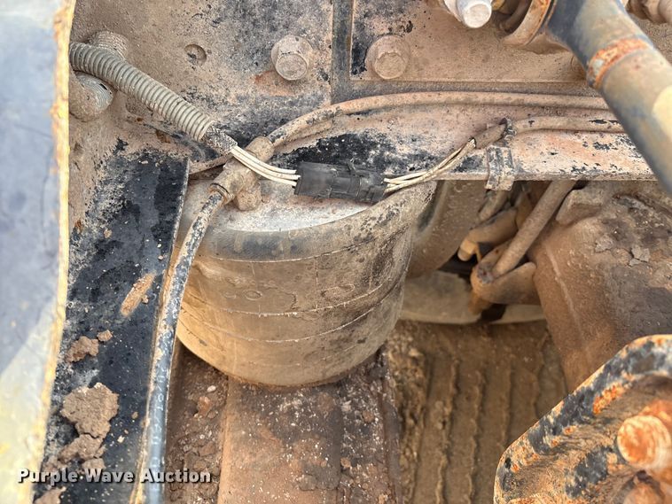 image for item EM0560 2000 Mack CH613 semi truck